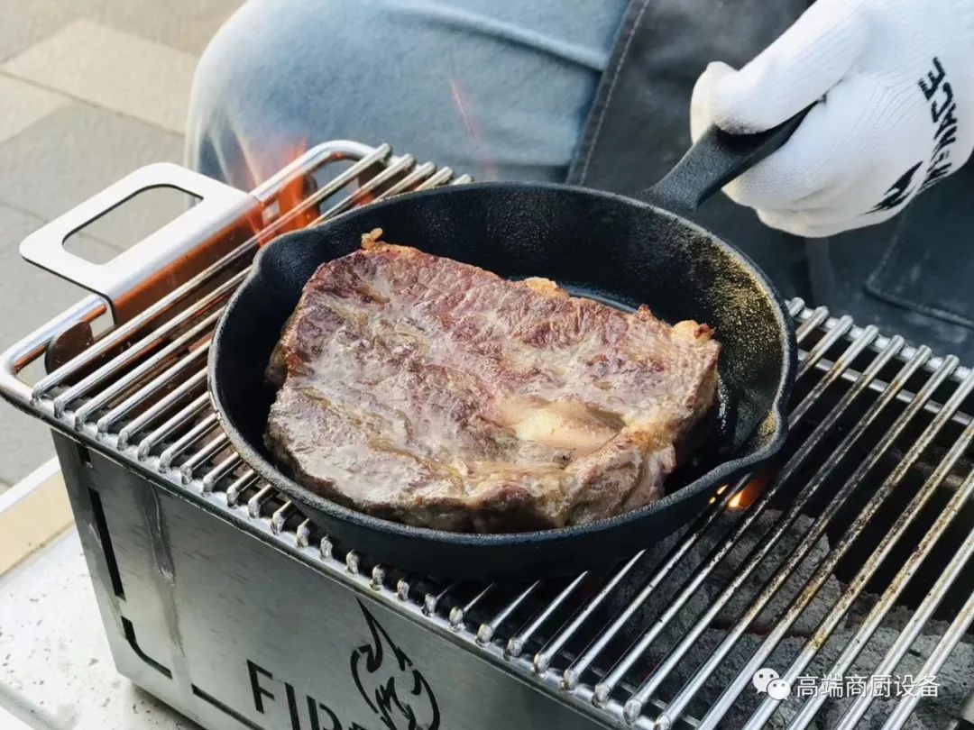 正宗的烤肉..火里来..火里去..烤肉就吃碳火烤的..