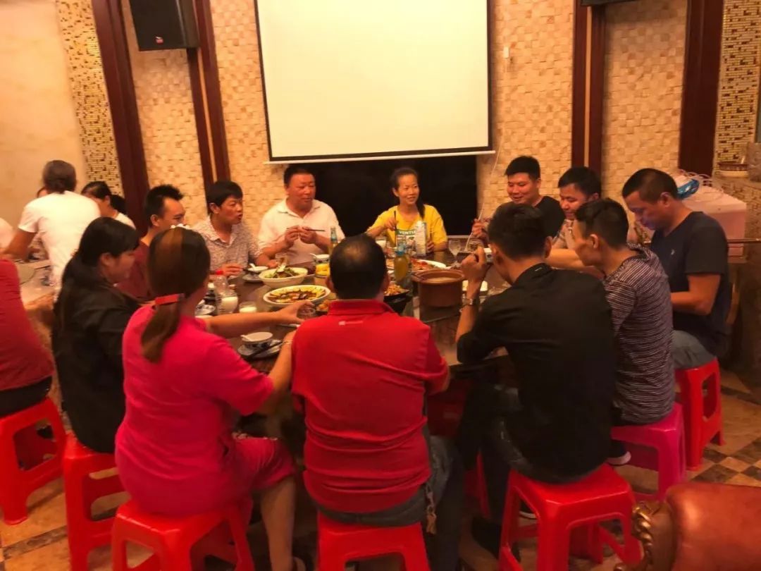 企业动态：捷林董事长吴俊先生为员工准备了中秋庆功宴