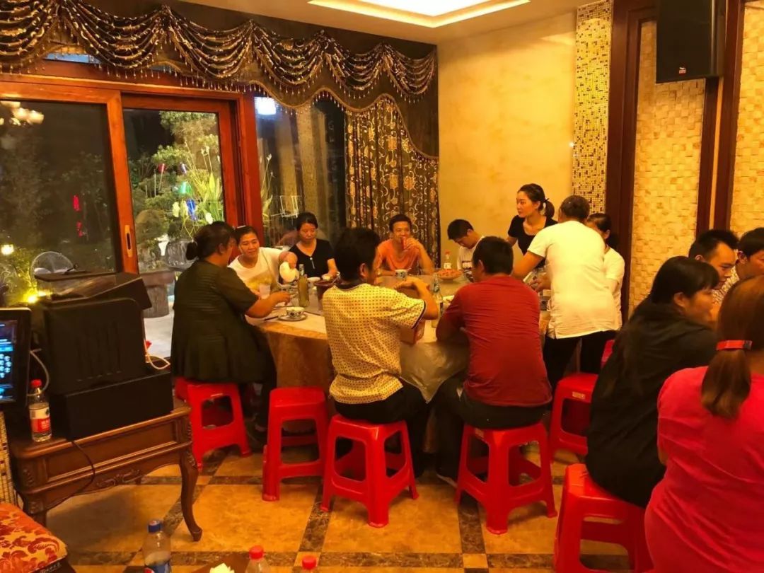 企业动态：捷林董事长吴俊先生为员工准备了中秋庆功宴
