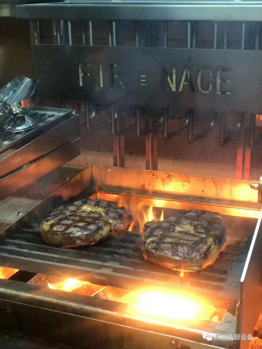正宗的烤肉..火里来..火里去..烤肉就吃碳火烤的..