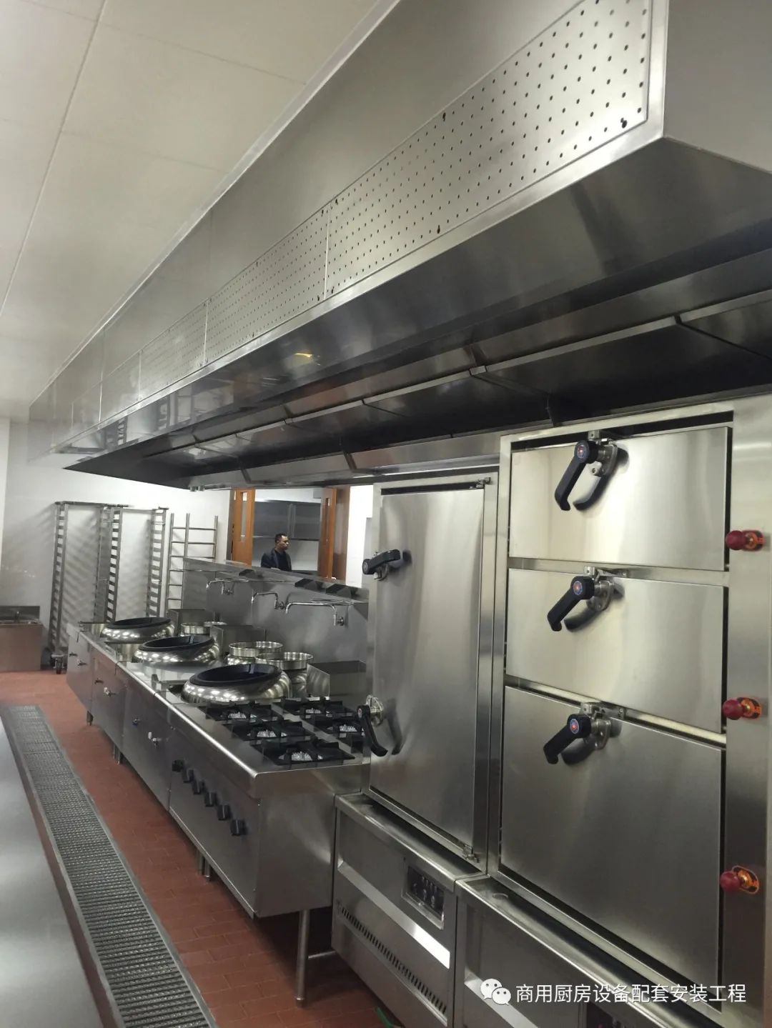 大型厨房工程必备设备-厨房炉灶设备分类有哪些？