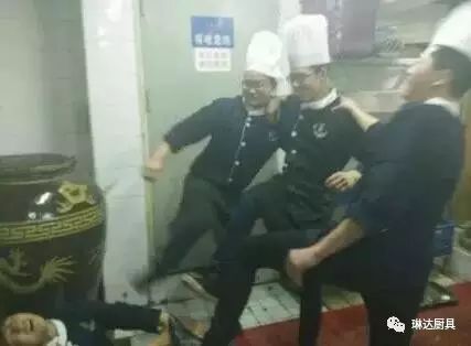 曝光饭店厨房看到的雷人画面！