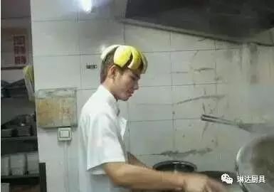 曝光饭店厨房看到的雷人画面！