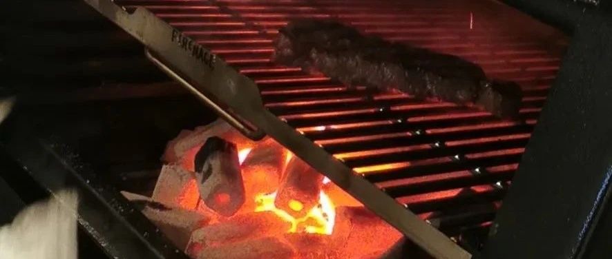 正宗的烤肉..火里来..火里去..烤肉就吃碳火烤的..缩略图